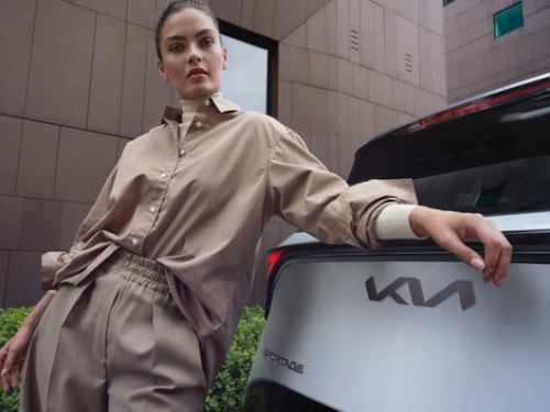 Listwa ozdobna klapy bagażnika, piano black, Kia Sportage, Sportage GT-line, Sportage  HEV / PHEV, Sportage  HEV / PHEV  GT-line